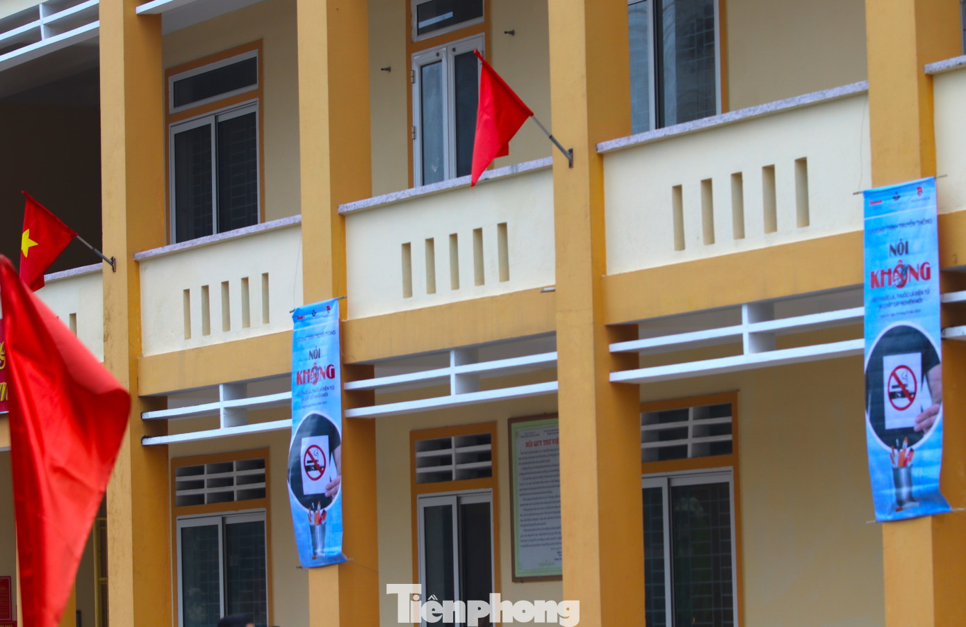 Cờ hoa, băng rôn tuyên truyền "nói không với thuốc lá" đều đã được treo ở nhiều vị trí trong và ngoài trường.