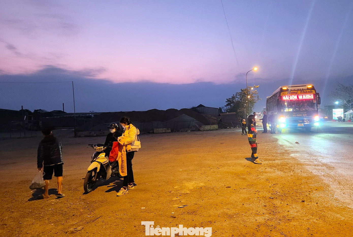 Tranh thủ về quê được ít ngày, tối Mùng 4 Tết, chị Hương (quê huyện Hưng Nguyên, Nghệ An) cùng 2 con lại phải ra quốc lộ 1A để đón xe khách trở lại thành phố Đà Nẵng để đi dạy. Xe chạy nhiều nhưng đông khách nên chị phải đứng chờ cả giờ đồng hồ trên đường vẫn chưa đón được xe. "Về được ít ngày cũng vui nhưng công việc phải đi sớm quá hơi buồn, Giá được nghỉ chơi ít ngày nữa thì vui hơn. Nhưng công việc phải chịu thôi. Xe hẹn tôi 18h tối mà tôi chờ mãi chưa thấy đến. Họ vừa gọi lại mãi 20h mới đến, chắc đông khách quá nên họ hẹn chuyến xe khác cho mình. Giờ 3 mẹ con lại phải vật vã trên đường chờ. Mệt lắm", chị Hương vừa cười vừa nói.