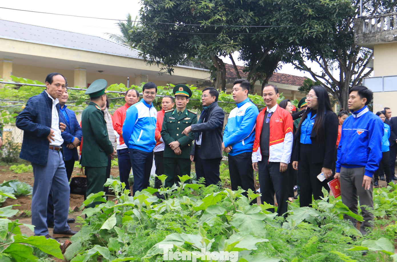 Bí thư thứ nhất T.Ư Đoàn và đoàn công tác đã ghé thăm vườn rau xanh mướt do các cán bộ, chiến sỹ Đồn Biên phòng Diễn Thành tăng gia sản xuất.