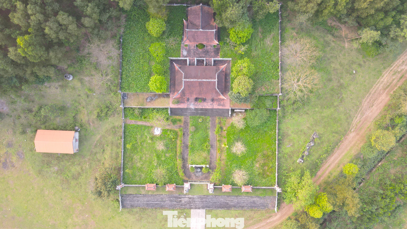 Một ngôi đền dưới chân núi Lam Thành đóng cổng không có người trông coi.