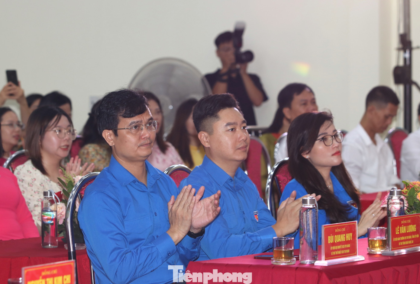 Các đại biểu tham dự lễ khai giảng.