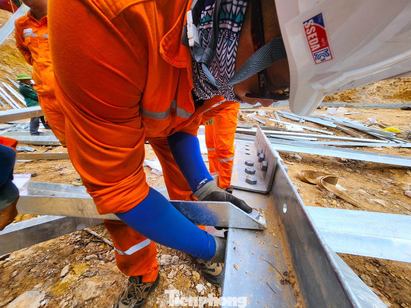 Những ngày qua thời tiết Nghệ An nắng nóng gay gắt có lúc lên đến 40 độ C. Nhiều thời điểm gió lào thổi mạnh khiến các công nhân làm việc luôn phải bịt kín mặt mũi, chân tay. "Để đỡ rát mặt, anh em phải dùng thêm những chiếc khăn mặt thấm ướt rồi đội dưới mũ che đầu, chắn mặt cho mát. Nhưng được tý thì gió lào thổi cũng khô rang hết. Nắng nóng khủng khiếp quá", anh Nguyễn Văn Tuấn đang thi công tại cột điện xã Nghi Văn (Nghi Lộc, Nghệ An) chia sẻ.