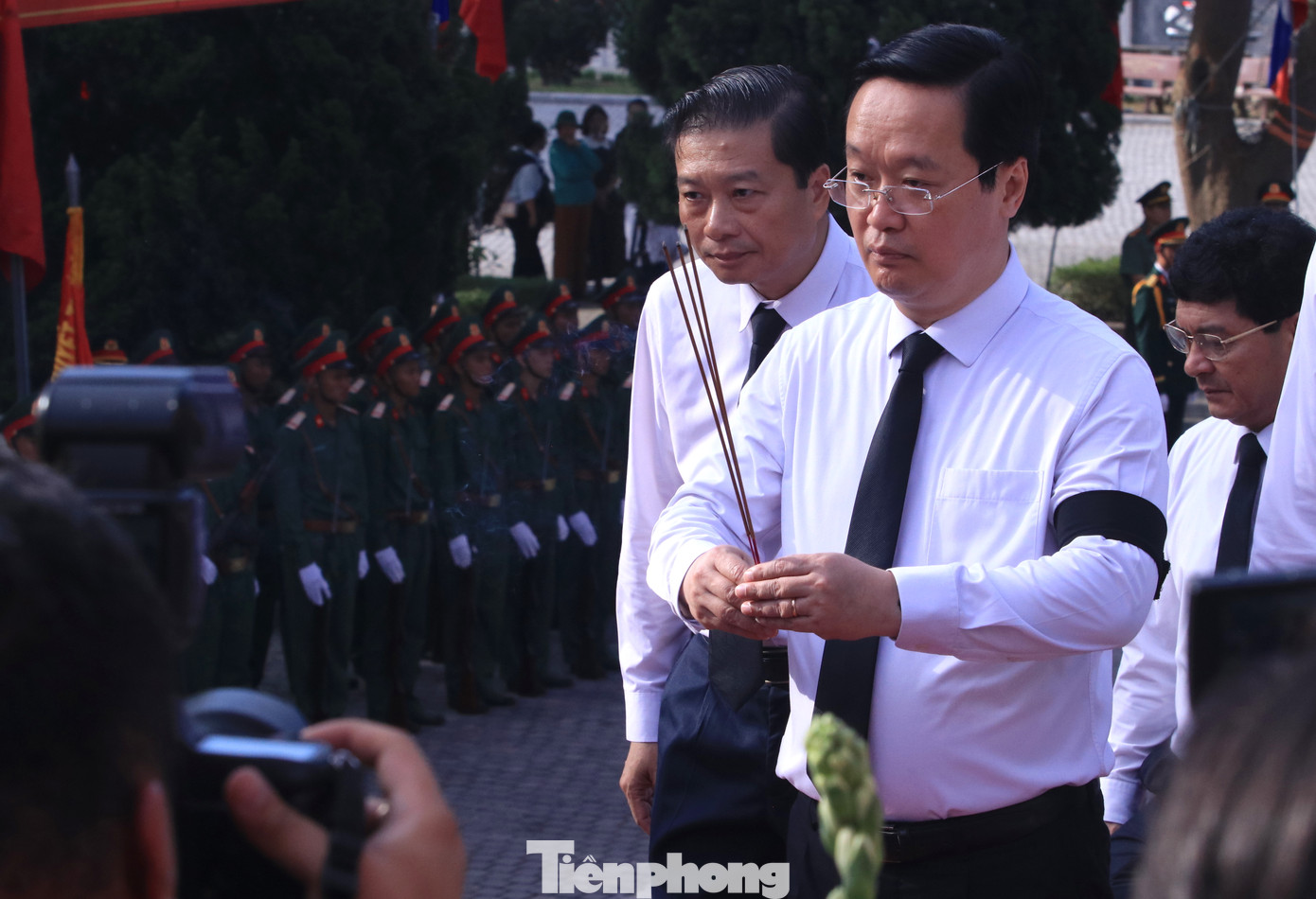 Đoàn lãnh đạo tỉnh Nghệ An thắp hương, viếng các liệt sĩ tại Lễ truy điệu và an táng.