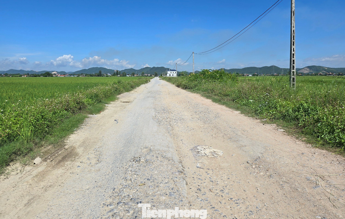 Tuy nhiên, khi con đường đang thi công dở dang thì đơn vị thi công vỡ nợ rồi chuyển vào miền Nam làm việc. Tuyến đường sau đó cũng bị dừng thi công.
