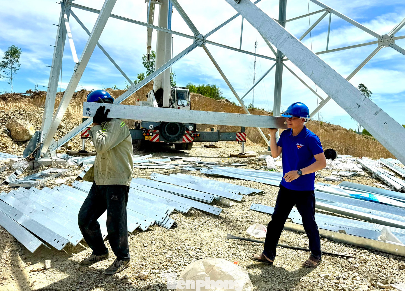 Huy động lực lượng đoàn viên thanh niên các cấp, phát huy tinh thần xung kích, sức trẻ tổ chức lao động công ích, tham gia xây dựng công trình, tạo khí thế mới, phong trào hăng say lao động sản xuất, đẩy nhanh tiến độ, hoàn thành sớm công trình đường dây 500kV mạch 3 đoạn qua địa bàn tỉnh Nghệ An trước ngày 30/6/2024.