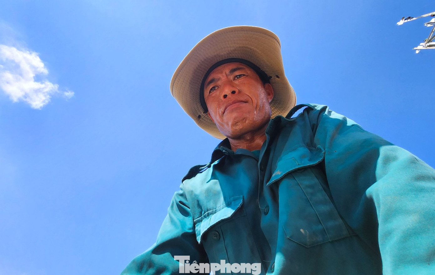 Bầu trời trong xanh, nắng gay gắt chiếu rọi trực tiếp khiến khuôn mặt của những người thợ mướt mồ hôi.