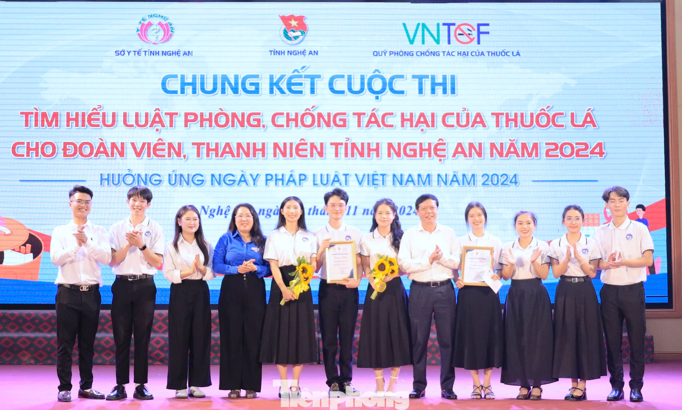 Ban tổ chức trao giải Nhất cuộc thi cho đội Đại học Vinh. Ban tổ chức trao giải Nhất cuộc thi cho đội Đại học Vinh.