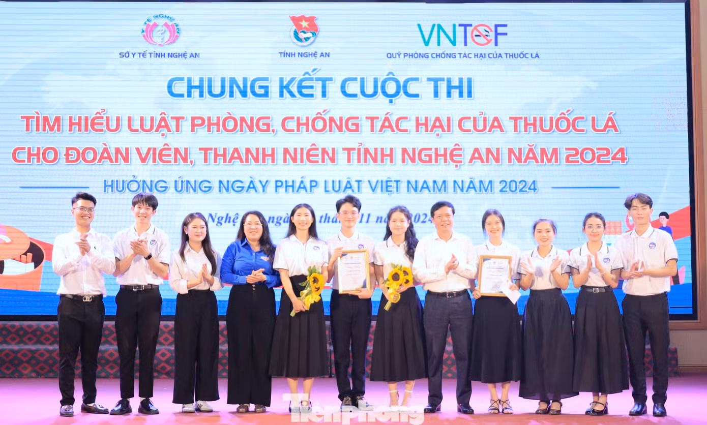 Ban tổ chức trao giải Nhất cuộc thi cho đội Đại học Vinh.