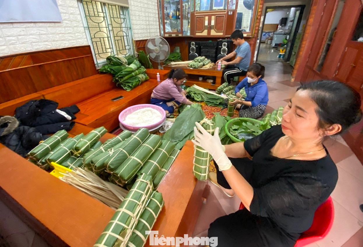 Cận Tết Nguyên đán, làng bánh chưng Vĩnh Hòa (xã Đông Thành, huyện Yên Thành, tỉnh Nghệ An) lại tất bất vào vụ lớn nhất trong năm. Bánh ở làng nghề này sản xuất quanh năm, nhưng vụ Tết là lớn nhất khi đơn hàng tăng gấp 4-5 lần so với ngày thường.