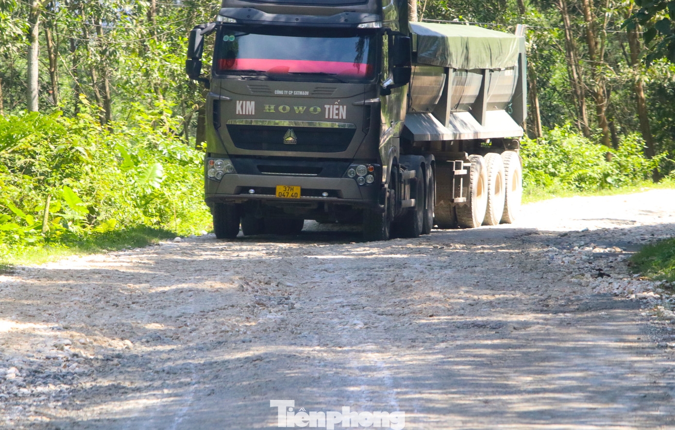 Ngoài ra, tuyến đường này cũng là con đường duy nhất mà các doanh nghiệp dùng để vận chuyển đá từ mỏ về xưởng và đi bán. Mỗi ngày, con đường “cõng” cả trăm lượt xe tải chở đá với trọng lượng mỗi xe nặng hàng chục tấn.