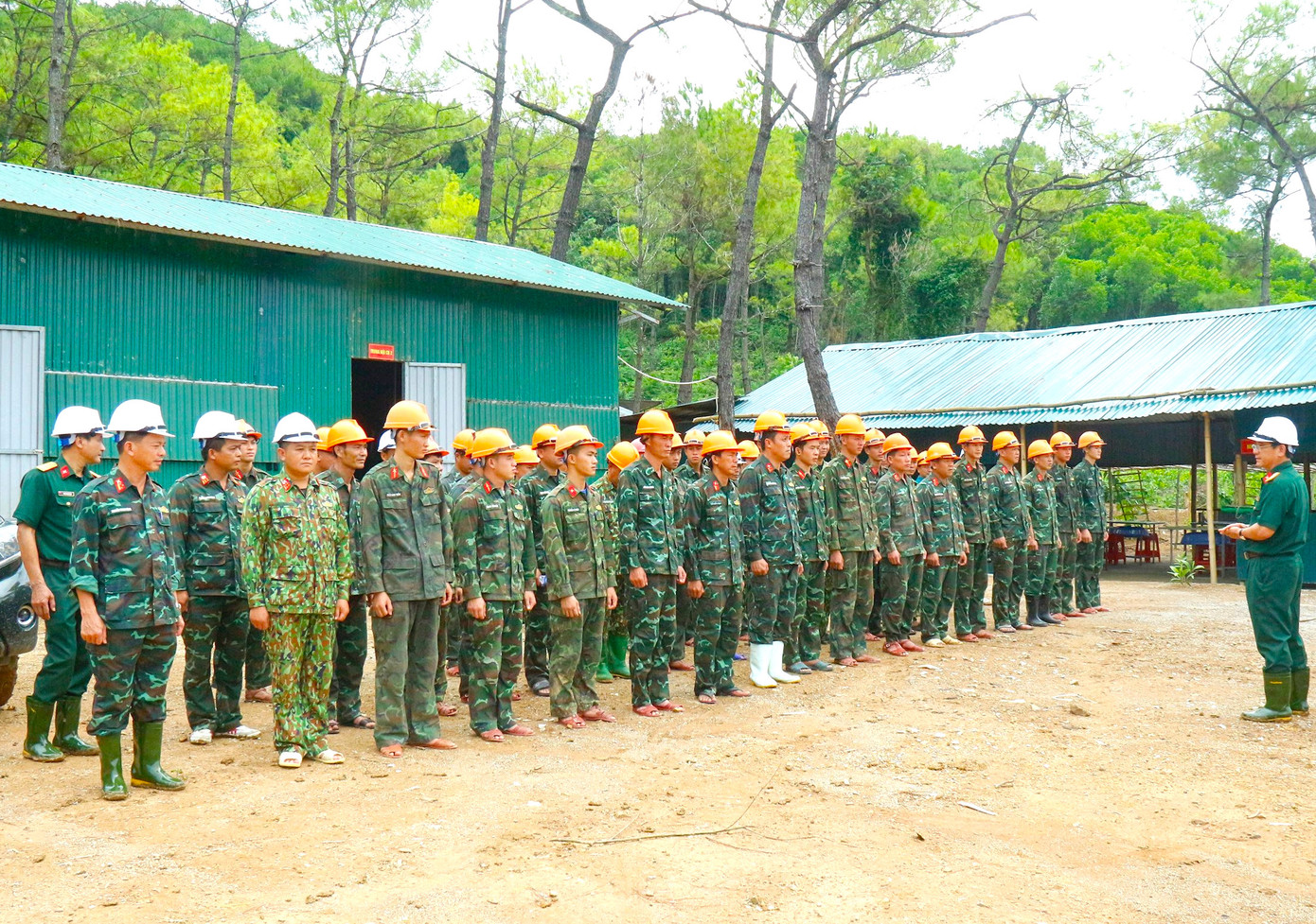 Đại tá Phan Đại Nghĩa - Chỉ huy trưởng Bộ Chỉ huy quân sự tỉnh Nghệ An kiểm tra quân số lực lượng Công binh 17 đang làm nhiệm vụ tại Quỳnh Lưu. (Ảnh: Trọng Kiên). Đại tá Phan Đại Nghĩa - Chỉ huy trưởng Bộ Chỉ huy quân sự tỉnh Nghệ An kiểm tra quân số lực lượng Công binh 17 đang làm nhiệm vụ tại Quỳnh Lưu. (Ảnh: Trọng Kiên).