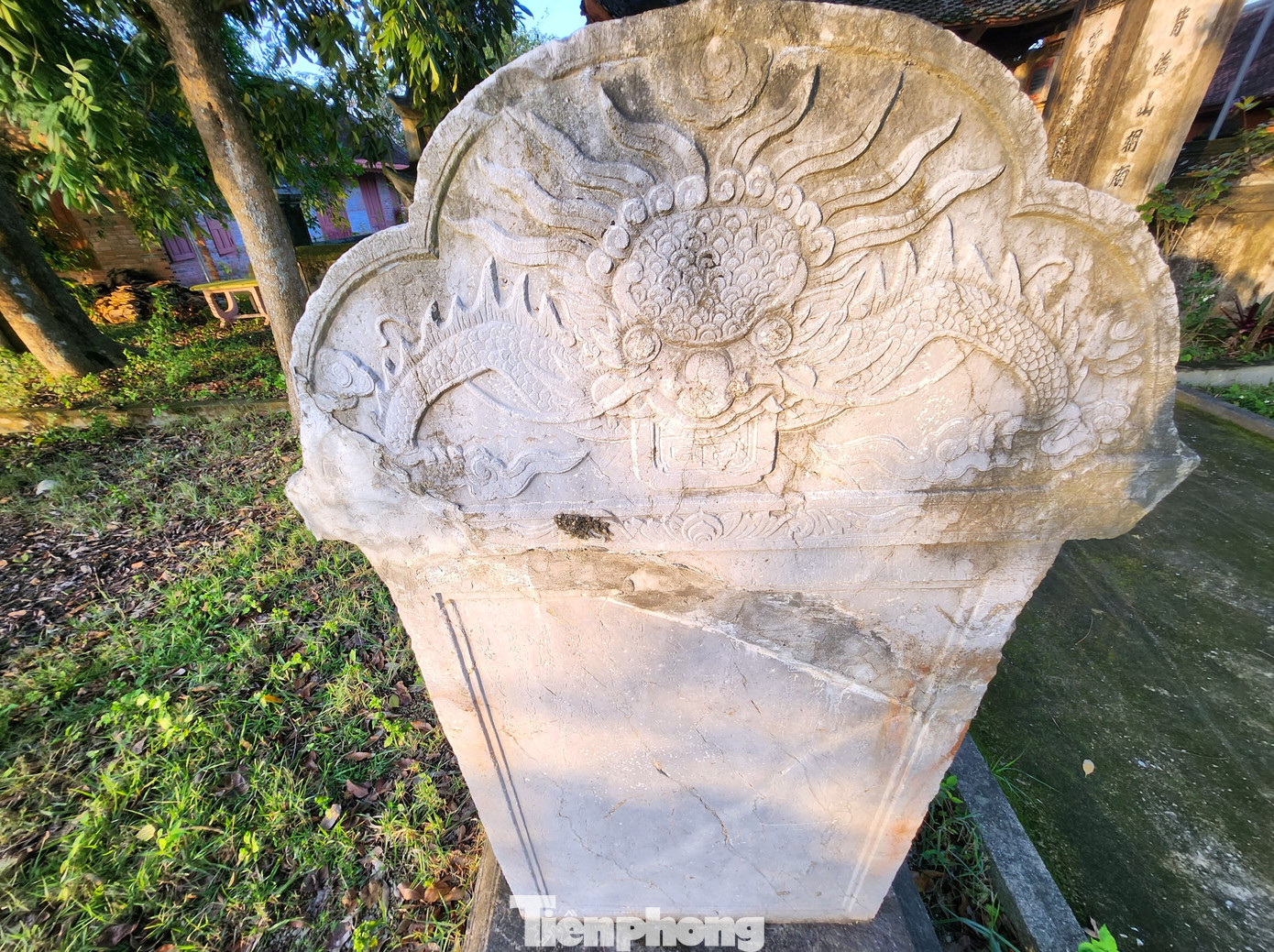 Trước cổng đền Cả còn có tấm bia đá cổ kích thước lớn. Theo người trông coi đền, nội dung văn bia phản ánh truyền thống hiếu học cũng như việc xây dựng các công trình văn hóa của làng xa xưa.