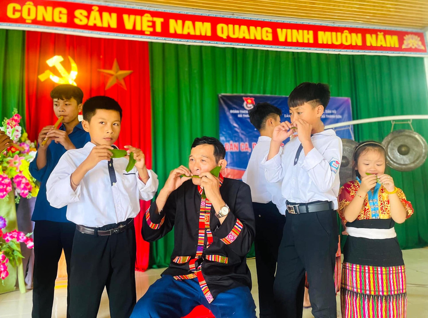 Nhạc cụ, làn điệu dân ca, điệu múa truyền thống sẽ truyền tải những điều đơn giản và gần gũi, mang hồn cốt dân tộc. Từ đó vun đắp cho thế hệ trẻ tình yêu quê hương đất nước, những giá trị truyền thống trường tồn.
