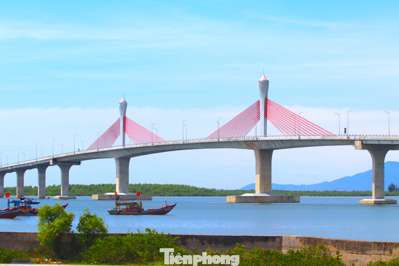 Điểm cuối của tuyến giao với cầu Cửa Hội bắc qua sông Lam, kết nối huyện Nghi Xuân và đường ven biển Hà Tĩnh.