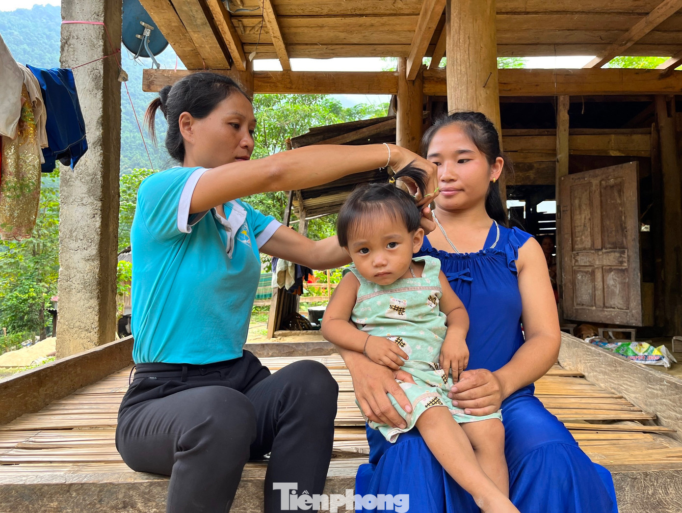 Thời gian đầu mang thai, chị Lữ Thị Mùi (24 tuổi, trú bản Đỉnh Sơn 2, xã Hữu Kiệm) thấy tổ công tác đến lại cảm thấy khó chịu. Nhưng khi hiểu được mục đích tốt của các cán bộ, lại được chia sẻ về kinh nghiệm sinh sản, mang thai và nuôi con nên dần dần, chị Mùi cảm thấy vui mỗi lần tổ công tác đến thăm hỏi. “Mình không bán con đâu, mang thai mệt lắm, giờ phải đẻ ra để chăm con lớn lên nữa chứ”, chị Mùi nói.