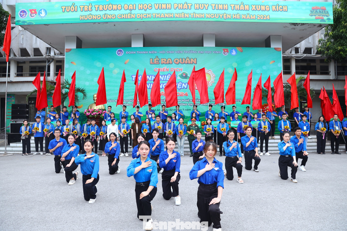 Chiến dịch Thanh niên tình nguyện Hè của trường Đại học Vinh đã thu hút gần 800 chiến sĩ tình nguyện tham gia. Chiến dịch Thanh niên tình nguyện Hè của trường Đại học Vinh đã thu hút gần 800 chiến sĩ tình nguyện tham gia.