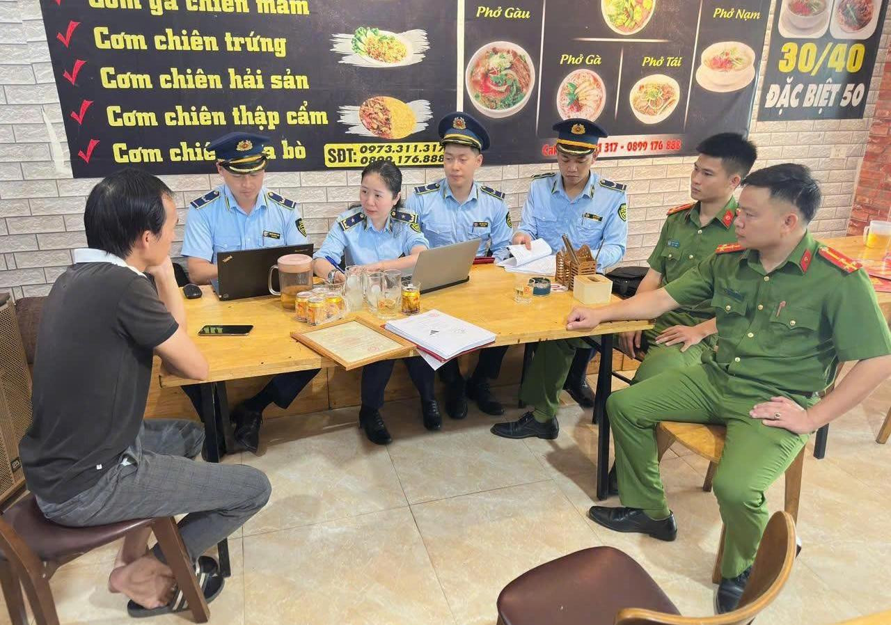 Lực lượng chức năng làm việc với chủ cơ sở kinh doanh hơn 150kg chân gà không rõ nguồn gốc xuất xứ. Lực lượng chức năng làm việc với chủ cơ sở kinh doanh hơn 150kg chân gà không rõ nguồn gốc xuất xứ.