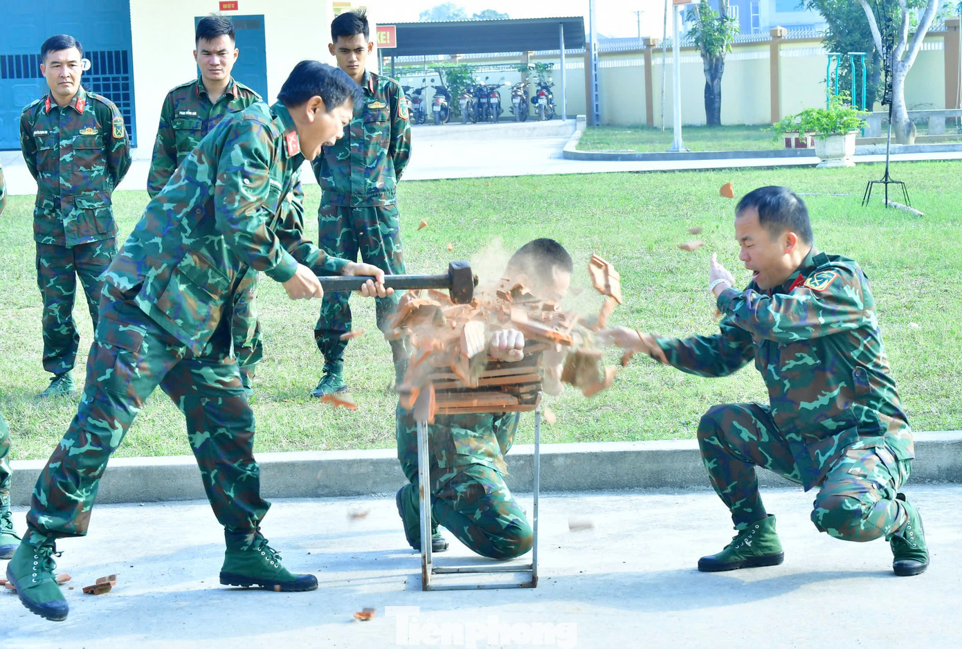 Nhờ chăm chỉ luyện tập, thân thể, cánh tay người lính trinh sát trở nên cứng rắn có thể chịu được áp lực lớn từ những cú va đập mạnh. Nhờ chăm chỉ luyện tập, thân thể, cánh tay người lính trinh sát trở nên cứng rắn có thể chịu được áp lực lớn từ những cú va đập mạnh.