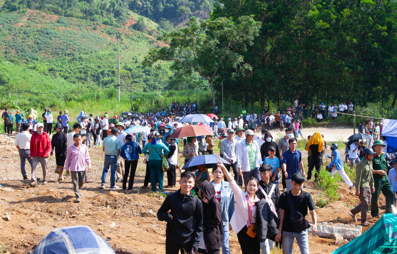 Chợ phiên người Mông lần đầu được tổ chức nên thu hút người dân trong và ngoài huyện tham gia. Thậm chí có rất nhiều du khách từ các huyện thành thị khác vượt hàng trăm km để đến vui chơi tại chợ phiên này. Chợ phiên người Mông lần đầu được tổ chức nên thu hút người dân trong và ngoài huyện tham gia. Thậm chí có rất nhiều du khách từ các huyện thành thị khác vượt hàng trăm km để đến vui chơi tại chợ phiên này.