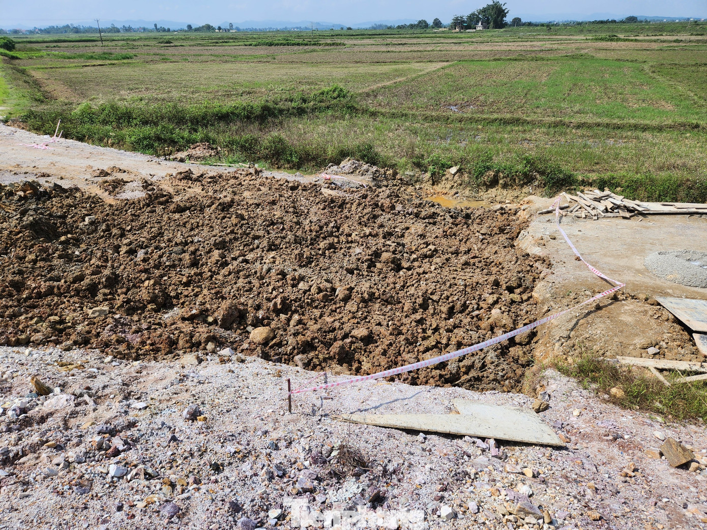 Hiện trường cống nước đã được lấp bằng đất. Hiện trường cống nước đã được lấp bằng đất.