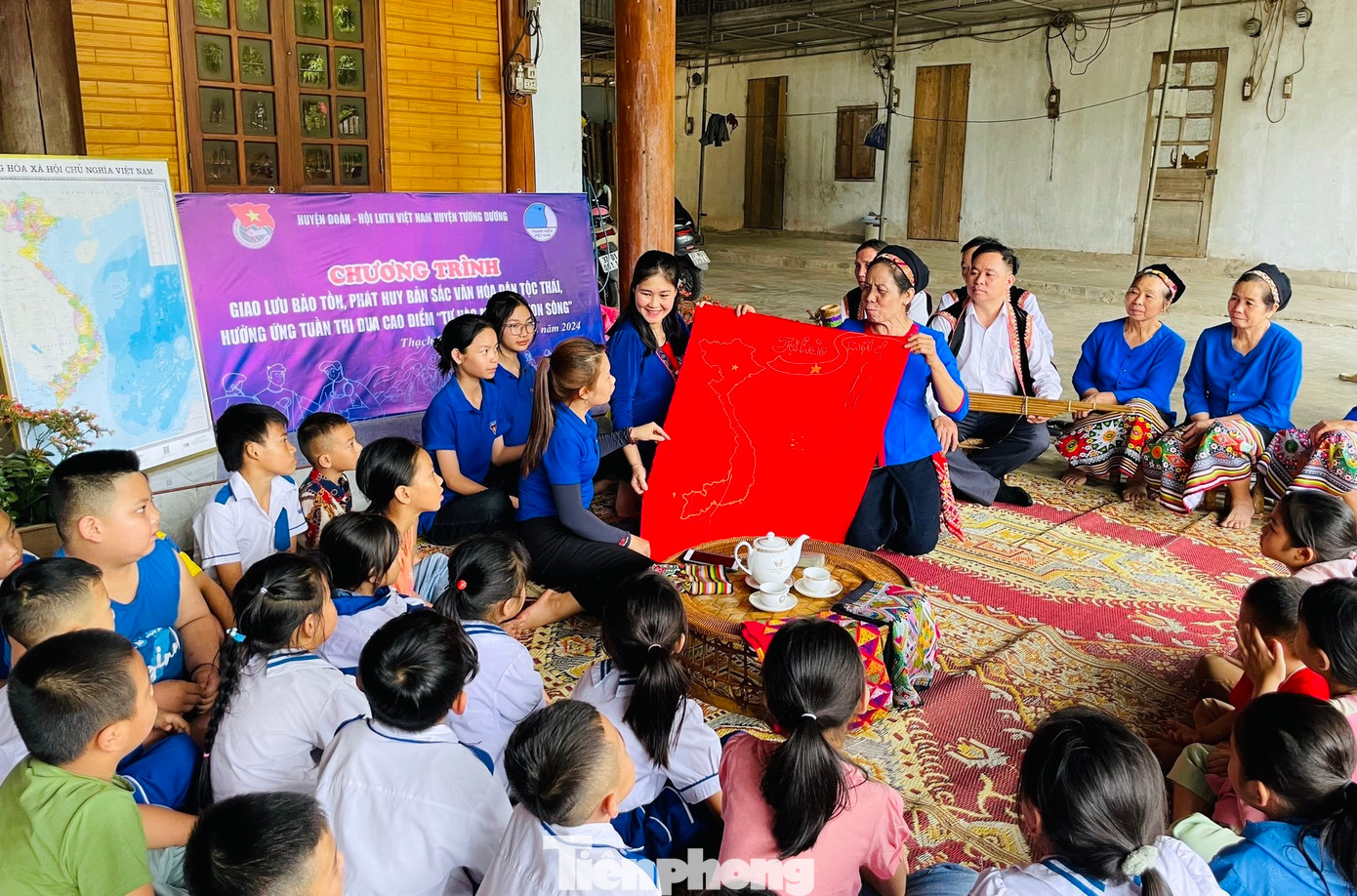 Theo đó, hưởng ứng Cuộc vận động “Tự hào một dải non sông” và bám sát chương trình hành động số 68 của Tỉnh ủy Nghệ An về thực hiện Nghị quyết 39 của Bộ Chính trị, thiết thực các hoạt động chào mừng Đại hội Hội LHTN Việt Nam các cấp tiến tới Đại hội Đại biểu Hội LHTN Việt Nam tỉnh Nghệ An nhiệm kỳ 2024-2029, Ban Thường vụ Huyện Đoàn Tương Dương đã tổ chức chương trình “Giao lưu bảo tồn, phát huy bản sắc văn hóa dân tộc Thái”.