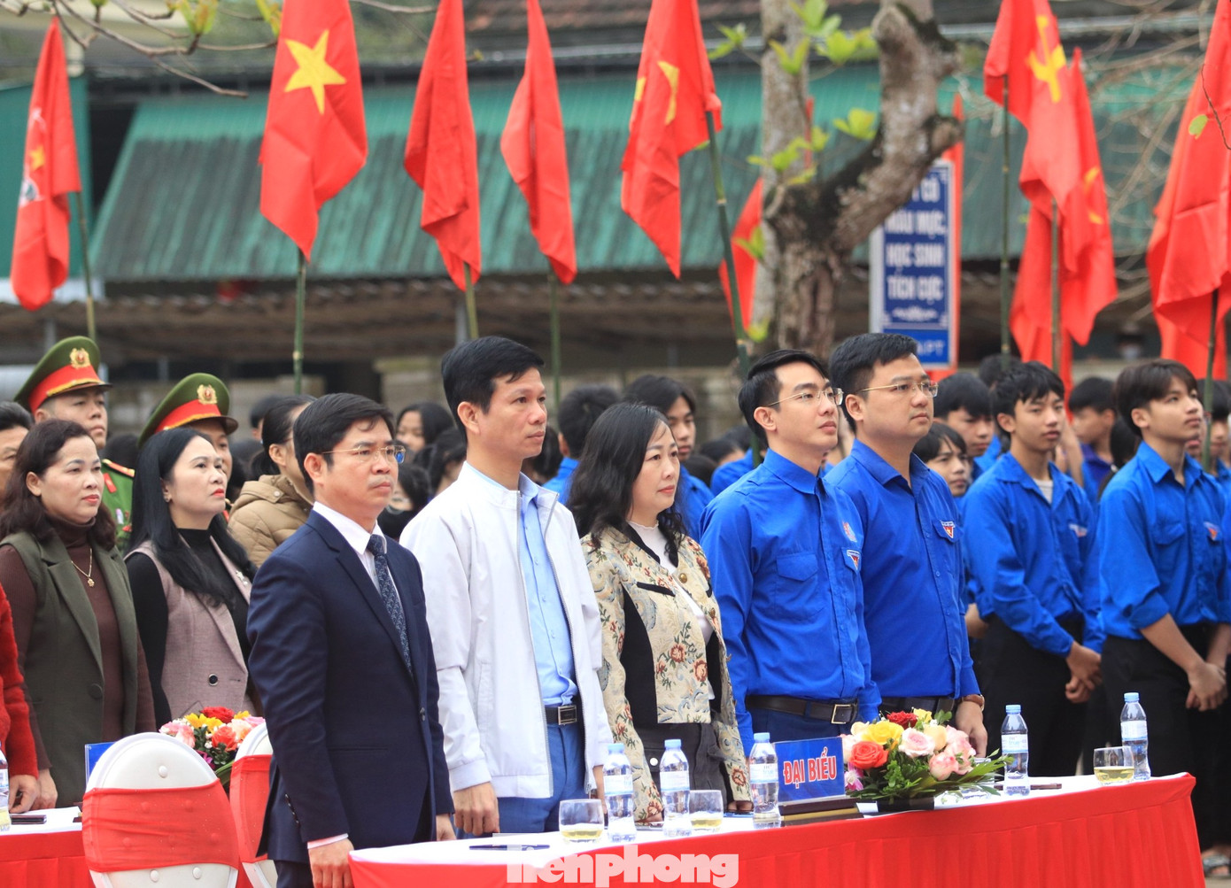 Tham dự chương trình có ông Trình Văn Nhã - Chủ tịch UBND huyện Thanh Chương; ông Chu Bá Long - Phó Bí thư Đảng ủy Khối các cơ quan tỉnh Nghệ An; Nhà báo Trần Quang Long - Trưởng Văn phòng đại diện Báo Tiền Phong tại Bắc Trung Bộ; anh Nguyễn Công Minh - UVBTV Tỉnh Đoàn, Bí thư Đoàn Khối các cơ quan tỉnh; anh Nguyễn Tư Hải Phong - UVBTV Tỉnh Đoàn, Bí thư Huyện Đoàn Thanh Chương cùng đại diện lãnh đạo địa phương, lãnh đạo Trại giam số 6 (Cục C10 Bộ Công an), đại diện Đồn Biên phòng cửa khẩu Thanh Thủy, lãnh đạo Trường THCS Thanh Thủy và hàng trăm đoàn viên thanh niên. Tham dự chương trình có ông Trình Văn Nhã - Chủ tịch UBND huyện Thanh Chương; ông Chu Bá Long - Phó Bí thư Đảng ủy Khối các cơ quan tỉnh Nghệ An; Nhà báo Trần Quang Long - Trưởng Văn phòng đại diện Báo Tiền Phong tại Bắc Trung Bộ; anh Nguyễn Công Minh - UVBTV Tỉnh Đoàn, Bí thư Đoàn Khối các cơ quan tỉnh; anh Nguyễn Tư Hải Phong - UVBTV Tỉnh Đoàn, Bí thư Huyện Đoàn Thanh Chương cùng đại diện lãnh đạo địa phương, lãnh đạo Trại giam số 6 (Cục C10 Bộ Công an), đại diện Đồn Biên phòng cửa khẩu Thanh Thủy, lãnh đạo Trường THCS Thanh Thủy và hàng trăm đoàn viên thanh niên.