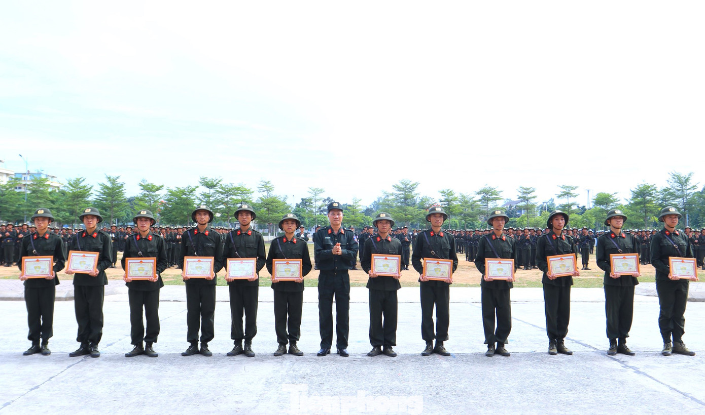 Đoàn thanh niên Bộ Tư lệnh CSCĐ đã tặng giấy khen cho 54 chiến sỹ có nhiều đóng góp và tích cực tham gia các hoạt động phong trào thanh niên trong khóa huấn luyện.