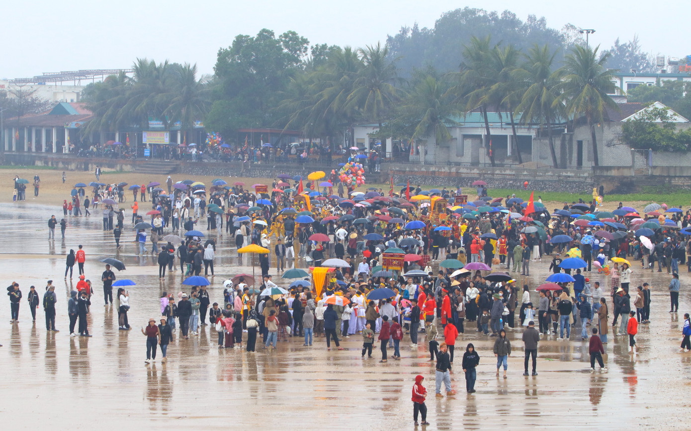 Trước khi diễn ra buổi lễ cầu ngư, các vị chủ lễ tiến hành lễ Động Ngự tại Đền Cờn trong vào lúc 5h sáng cùng ngày. Sau khi làm lễ, các đoàn rước sẽ khiêng 5 kiệu, hương án từ Đền Cờn trong ra Đền Cờn ngoài làm lễ. Trên các kiệu là mâm lễ, bài vị, bát hương, hoa quả. Trước khi diễn ra buổi lễ cầu ngư, các vị chủ lễ tiến hành lễ Động Ngự tại Đền Cờn trong vào lúc 5h sáng cùng ngày. Sau khi làm lễ, các đoàn rước sẽ khiêng 5 kiệu, hương án từ Đền Cờn trong ra Đền Cờn ngoài làm lễ. Trên các kiệu là mâm lễ, bài vị, bát hương, hoa quả.