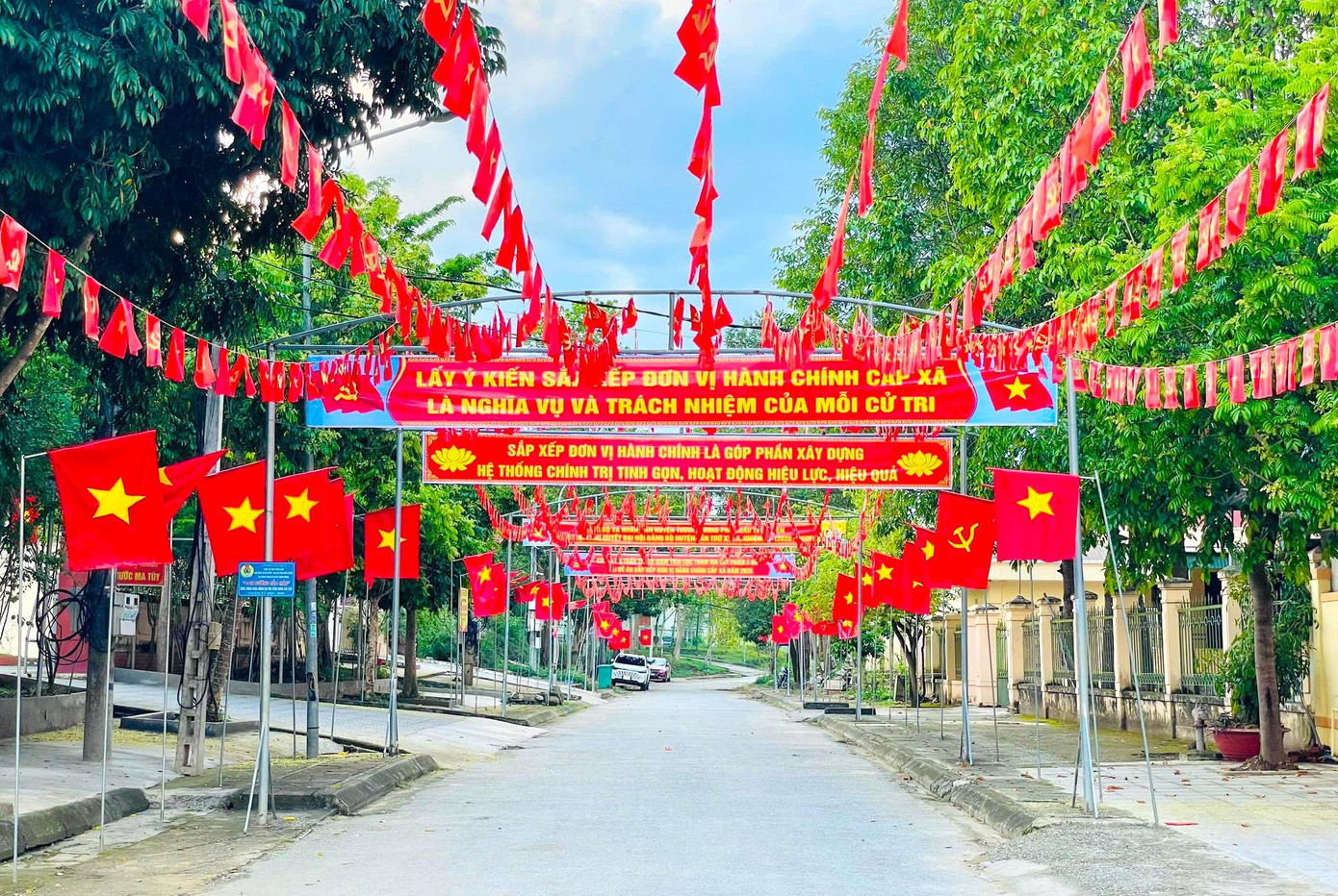 Nhiều tuyến đường lớn nhỏ tại huyện Tương Dương (Nghệ An) những ngày này cũng rợp cờ đỏ sao vàng, những tấm pano, khẩu hiệu.