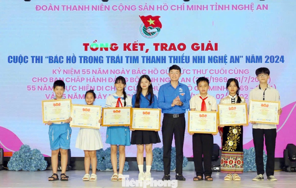 Anh Trần Linh - Phó Bí thư Tỉnh Đoàn trao giải Nhất cho tác giả, nhóm tác giả đạt giải.