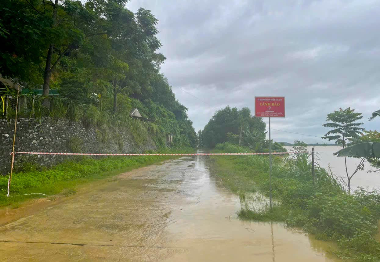 Đường vào xã Tam Sơn bị ngập được Công an xã chăng dây rào chắn không cho người dân qua lại.