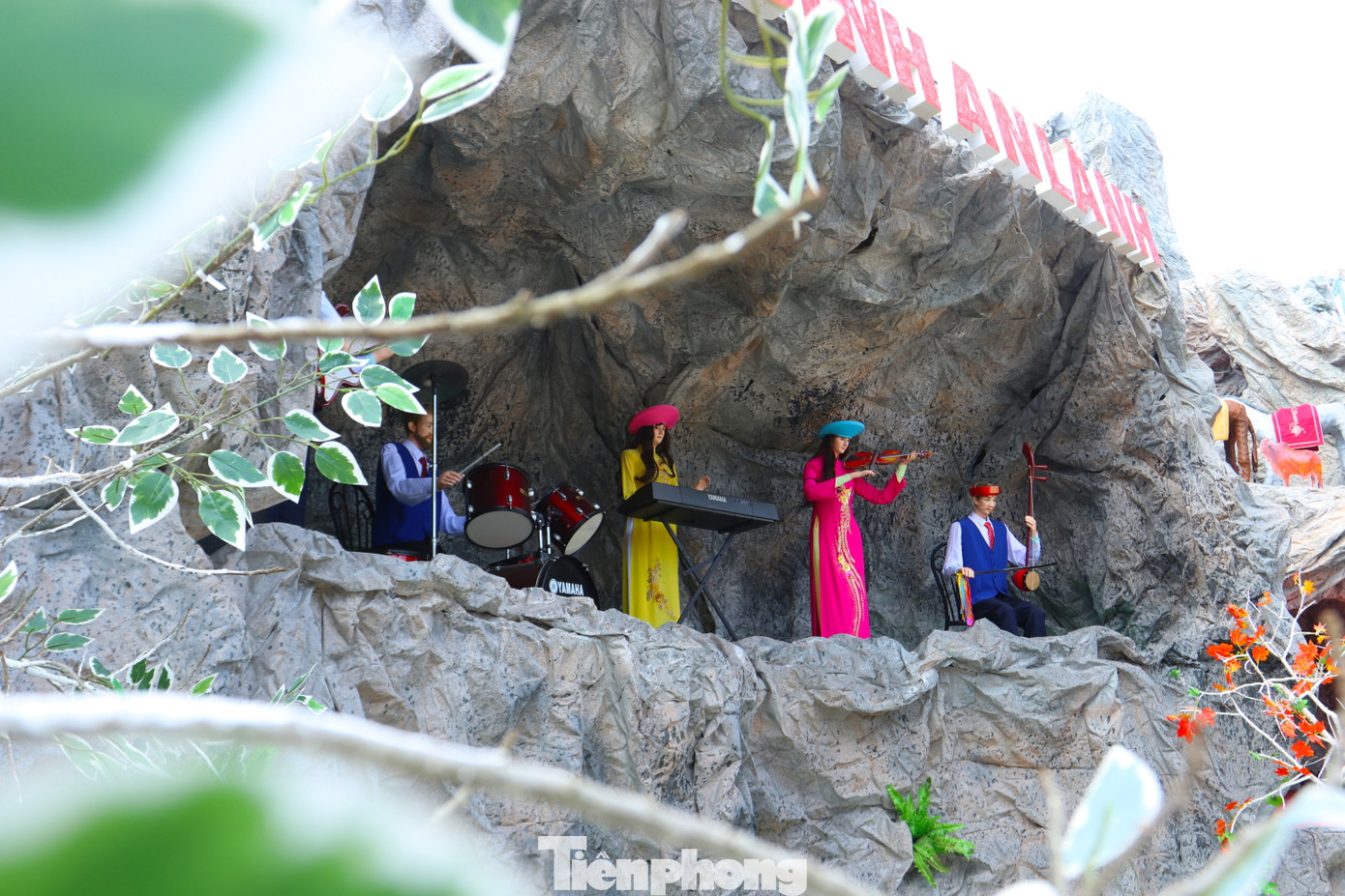 Hang đá ở Giáo xứ Kẻ Gai được đánh giá là một trong những hang đá có thiết kế độc đáo, hoành tráng và đẹp nhất ở Nghệ An với nhiều tiểu cảnh đẹp, phong phú. Hang đá ở Giáo xứ Kẻ Gai được đánh giá là một trong những hang đá có thiết kế độc đáo, hoành tráng và đẹp nhất ở Nghệ An với nhiều tiểu cảnh đẹp, phong phú.