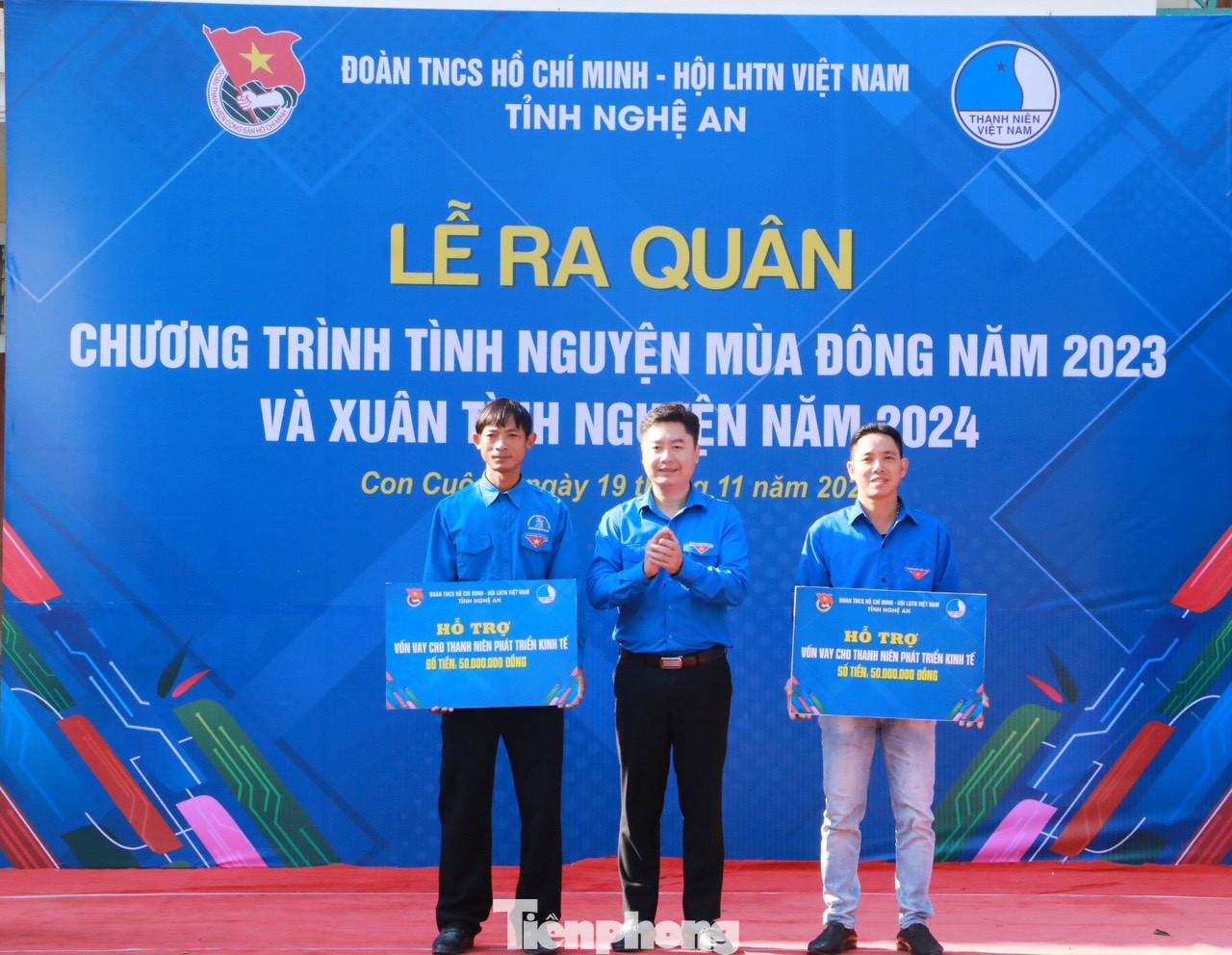 Ban tổ chức trao biển hỗ trợ vốn vay cho 2 mô hình thanh niên phát triển kinh tế; trao biển hỗ trợ triển khai công trình &quot;Phòng tin học cho em&quot; tại các trường Tiểu học trên địa bàn tỉnh Nghệ An; hỗ trợ xây dựng 1 sân bóng chuyền, trao tặng 200 cây con giống, 2 cặp dê, 350 túi thuốc thiết yếu cho gia đình; trao tặng 600 áo ấm cho học sinh.