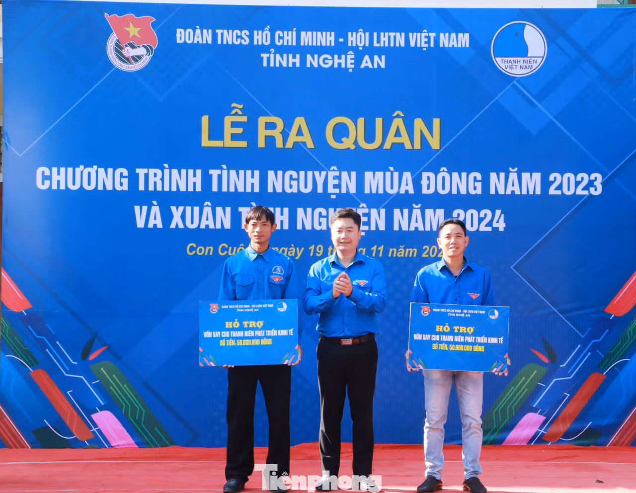 Ban tổ chức trao biển hỗ trợ vốn vay cho 2 mô hình thanh niên phát triển kinh tế; trao biển hỗ trợ triển khai công trình "Phòng tin học cho em" tại các trường Tiểu học trên địa bàn tỉnh Nghệ An; hỗ trợ xây dựng 1 sân bóng chuyền, trao tặng 200 cây con giống, 2 cặp dê, 350 túi thuốc thiết yếu cho gia đình; trao tặng 600 áo ấm cho học sinh.