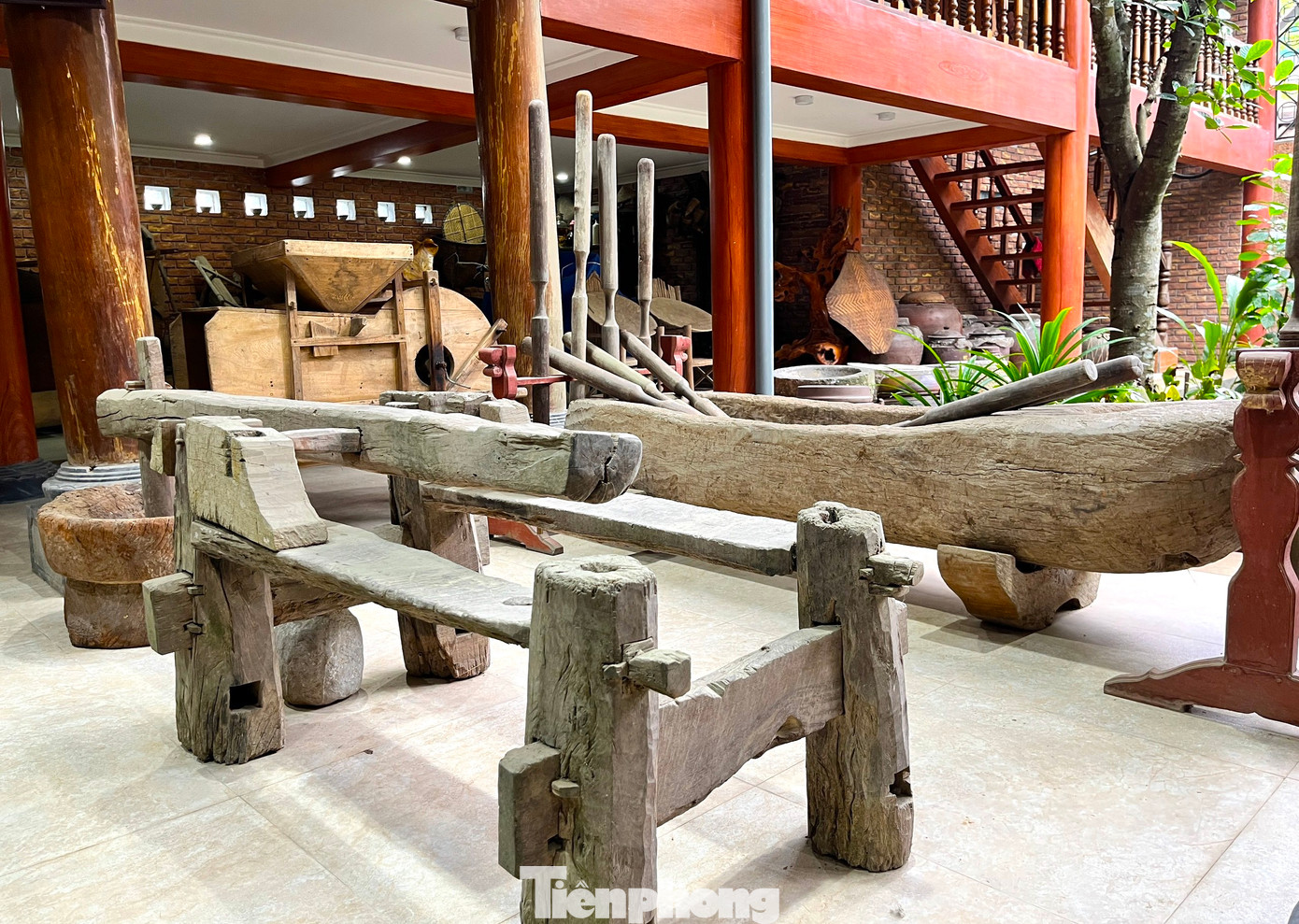 Trong “bảo tàng” của ông Phúc có đầy đủ hiện vật từ đơn sơ đến đồ hiếm. Từ dụng cụ sản xuất, săn bắt, hái lượm, đồ sinh hoạt hằng ngày cho đến những nhạc cụ truyền thống, đồ thờ cúng, ma chay… đều được ông Phúc sưu tầm về trưng bày.