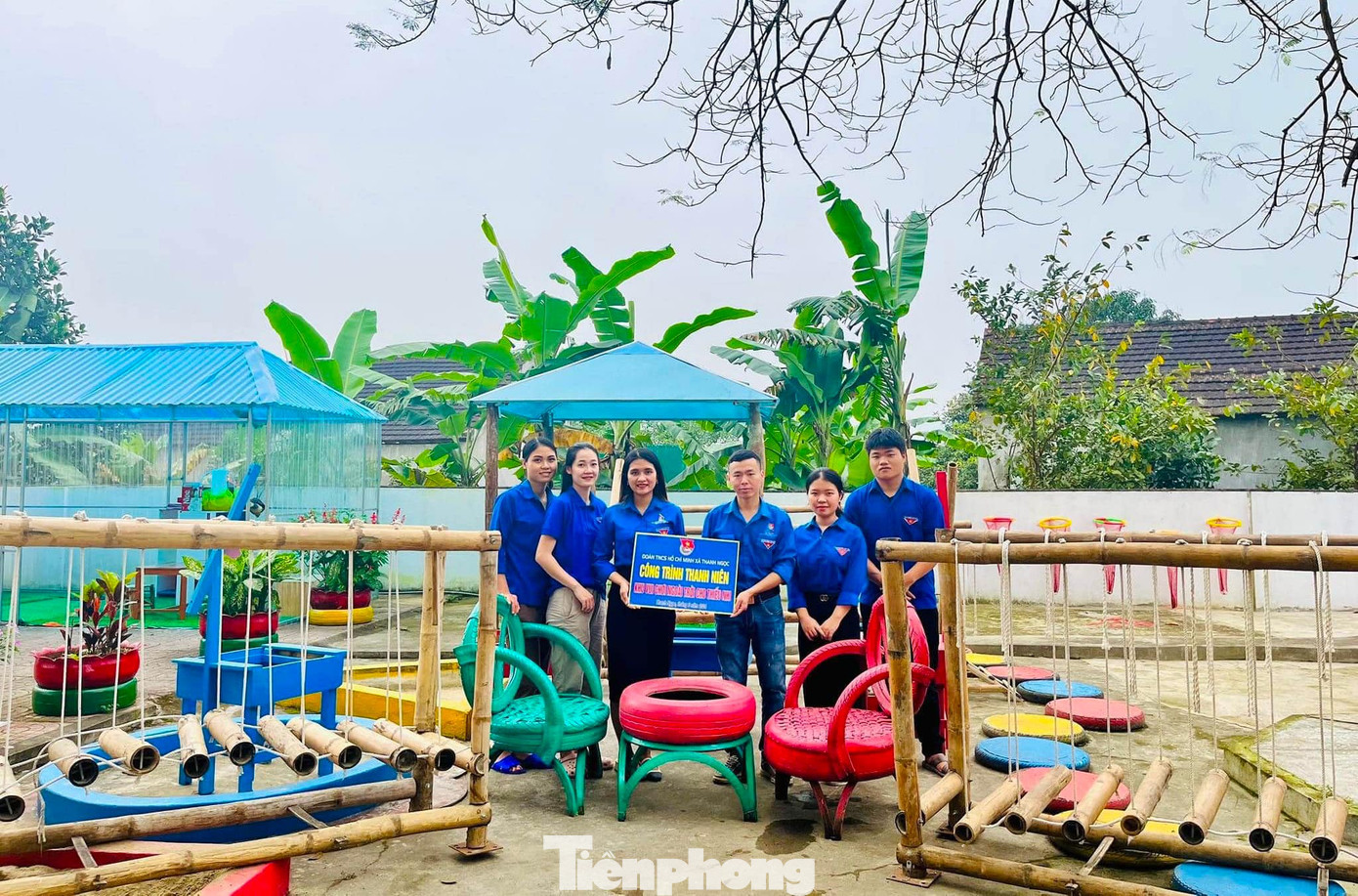 Các đoàn viên thanh niên chỉnh trang, làm mới khu vui chơi cho trẻ em thiếu nhi trên địa bàn.