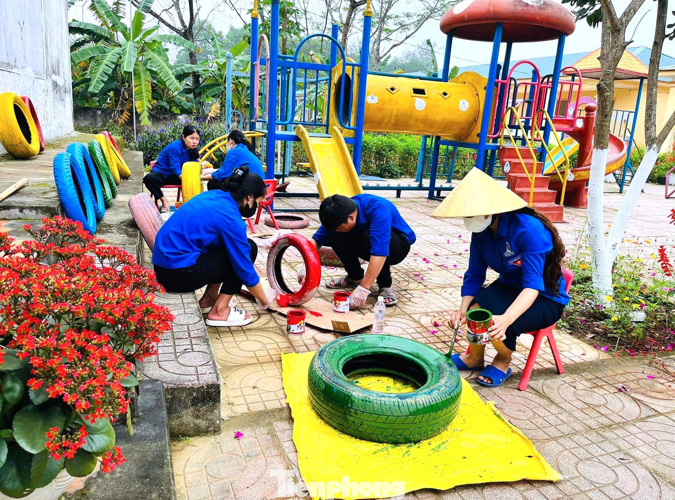 Các đoàn viên thanh niên chỉnh trang, làm mới khu vui chơi cho trẻ em thiếu nhi trên địa bàn.