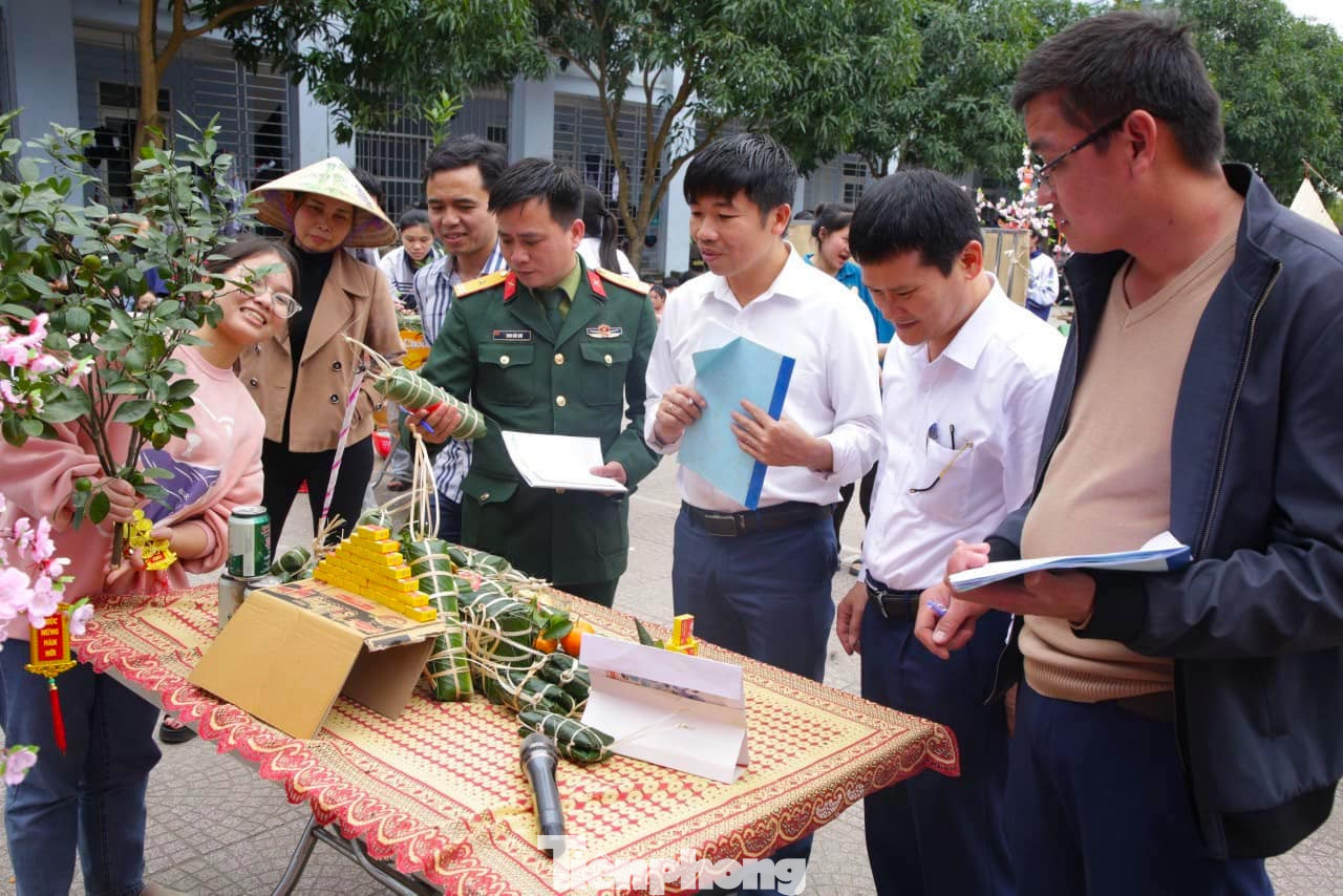 Sau nhiều giờ xem các cán bộ chiến sĩ bộ đội hướng dẫn, em Souklthida (quê tỉnh Savanakhet, Lào) đã có thể tự tay gói được 2 chiếc bánh chưng và bánh tét để dự thi. Nữ sinh cho biết, mới qua Việt Nam học thời gian ngắn nhưng rất yêu môi trường, thầy cô và các bạn ở Việt Nam cũng như không khí Tết cổ truyền nơi đây. Souklthida cho biết, ít hôm nữa về quê, em sẽ mua bánh chưng, bánh tét về làm quà cho gia đình.