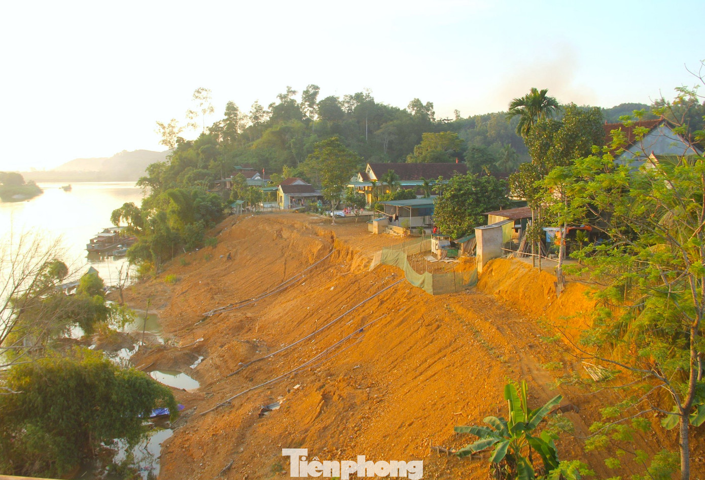 Đầu tháng 10/2023, sau trận mưa lũ rút đi, bờ sông Lam đoạn qua địa bàn xóm 1 (xã Lạng Sơn, Anh Sơn, Nghệ An) xảy ra tình trạng sạt lở nghiêm trọng lấn sâu vào đất liền, sát nhà dân.