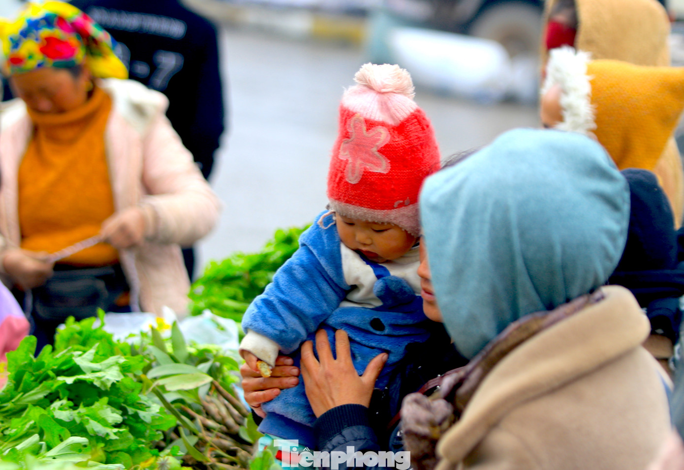 ...được mẹ cõng cùng đi chợ biên. ...được mẹ cõng cùng đi chợ biên.