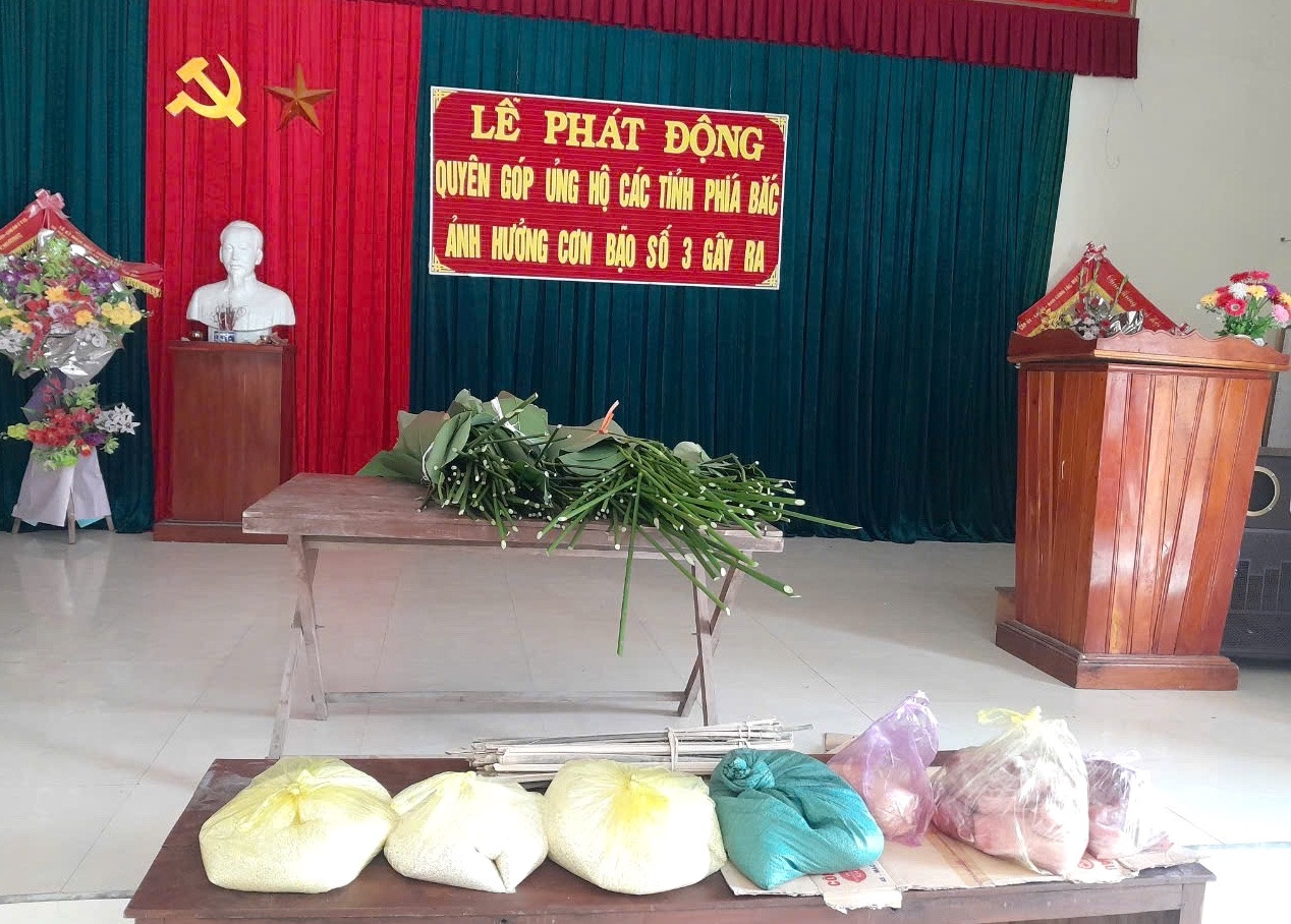 Sau lời kêu gọi phát động, người dân ở các thôn của xã Võ Liệt (Thanh Chương) lập tức mang theo nếp, lá dong, thịt mang đến ủng hộ để gói bánh chưng.