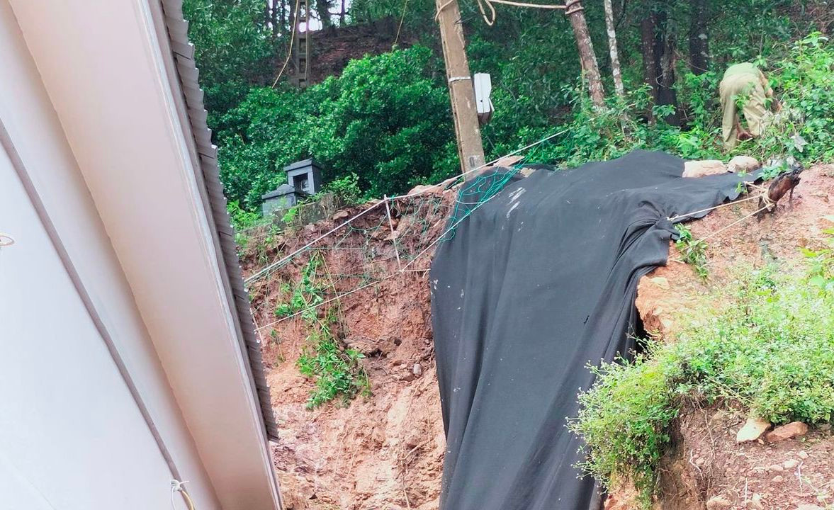 Sạt lở chưa có dấu hiệu dừng lại.