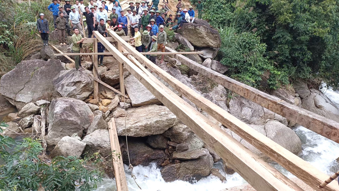 Gần 300 người bao gồm cán bộ xã Tri Lễ, cán bộ Đồn Biên phòng Tri Lễ và người dân đại diện cho các hộ gia đình của 3 bản Huôi Xái, Mường Lống, Nậm Tột đã đến dựng cây cầu bằng gỗ trong suốt 2 ngày liền. Gần 300 người bao gồm cán bộ xã Tri Lễ, cán bộ Đồn Biên phòng Tri Lễ và người dân đại diện cho các hộ gia đình của 3 bản Huôi Xái, Mường Lống, Nậm Tột đã đến dựng cây cầu bằng gỗ trong suốt 2 ngày liền.