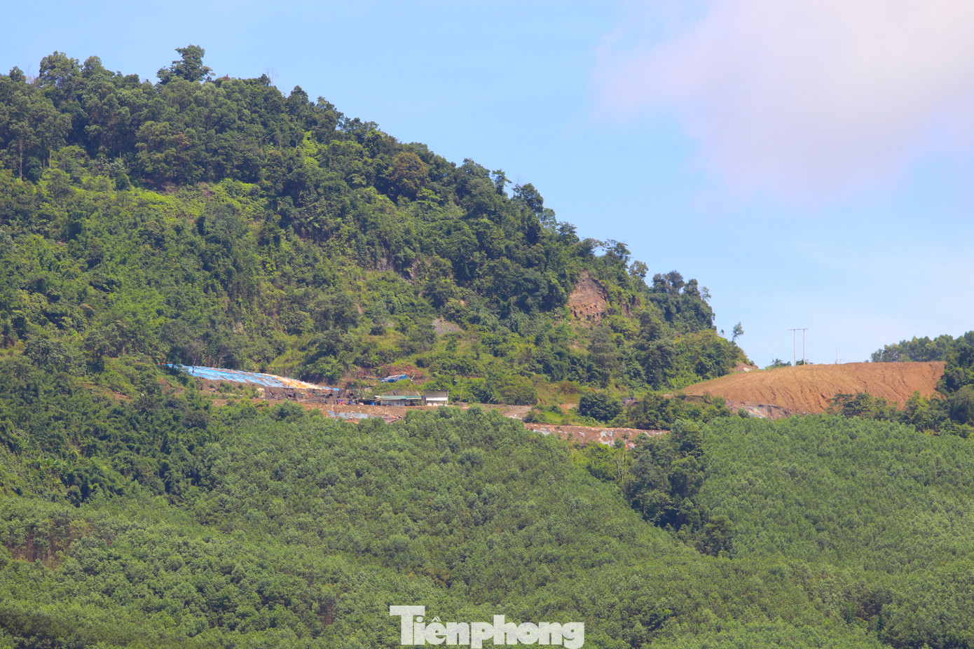 Thời gian qua, mặc dù giấy phép hoạt động vẫn còn nhưng một số mỏ đã dừng hoạt động với nhiều lý do khác nhau. Trong đó có lý do về khai thác sản xuất, trữ lượng, giá trị sản phẩm không được như đánh giá ban đầu; thị trường đầu ra và có cả những nguyên nhân về chi phí hoạt động quá lớn dẫn đến nhiều đơn vị dừng hoạt động.