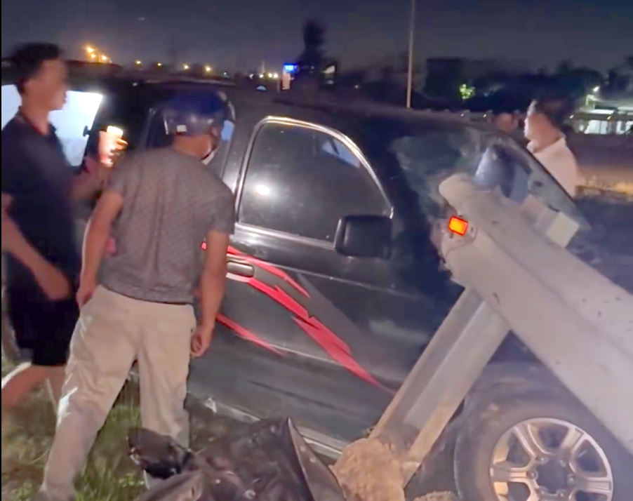 Chiếc xe bán tải bị dải tôn hộ lan đường đâm xuyên từ kính chắn gió phía trước ra kính phía sau xe.