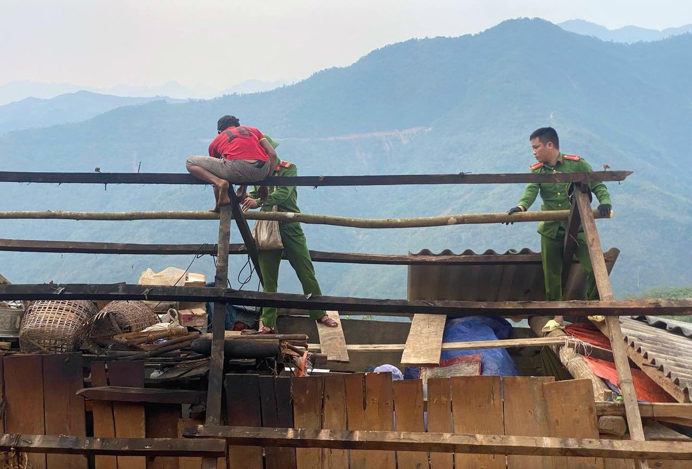 Các cán bộ chiến sỹ đồng lòng cùng người dân dựng lại nhà bất kể thời tiết nắng nóng. Các cán bộ chiến sỹ đồng lòng cùng người dân dựng lại nhà bất kể thời tiết nắng nóng.