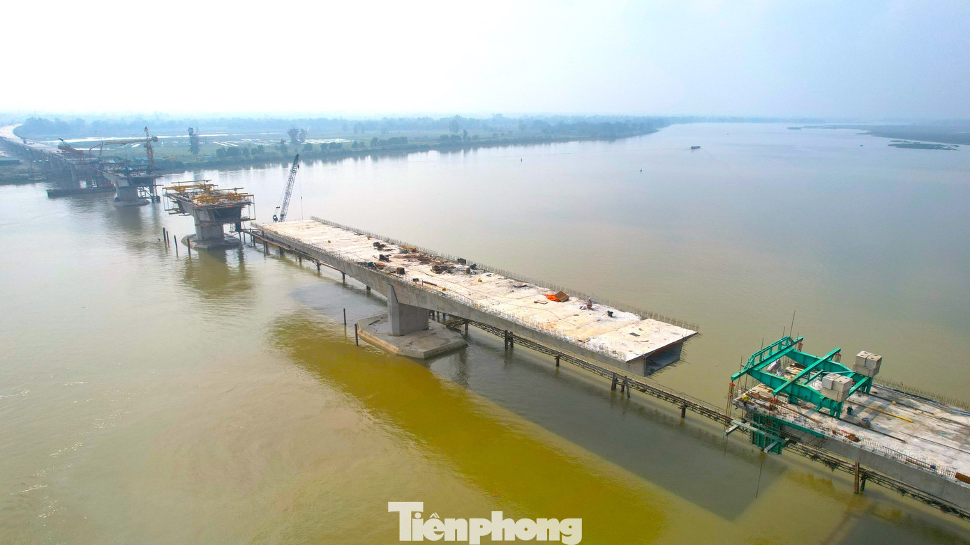 Dự án được khởi công vào giữa năm 2021. Trên dự án có tất cả 31 cầu đường bộ. Trong đó có 23 cầu trên tuyến chính và 8 cầu vượt trực thông. Trong đó cầu Hưng Đức dài nhất với 4.015m. Dự án được khởi công vào giữa năm 2021. Trên dự án có tất cả 31 cầu đường bộ. Trong đó có 23 cầu trên tuyến chính và 8 cầu vượt trực thông. Trong đó cầu Hưng Đức dài nhất với 4.015m.