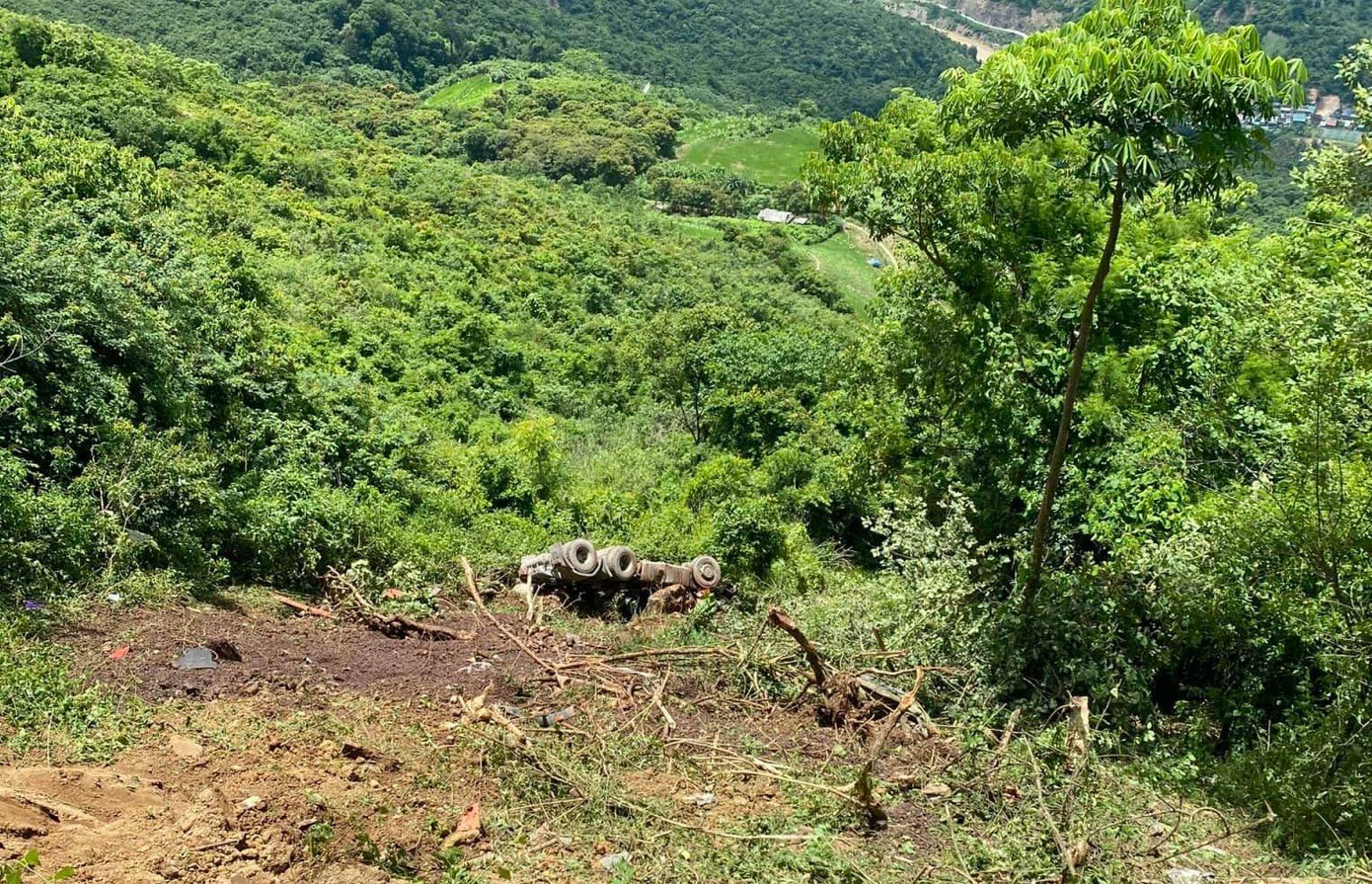 Hiện cơ quan chức năng đang điều động cẩu trọng tải lớn để đưa xe lên khỏi hiện trường.