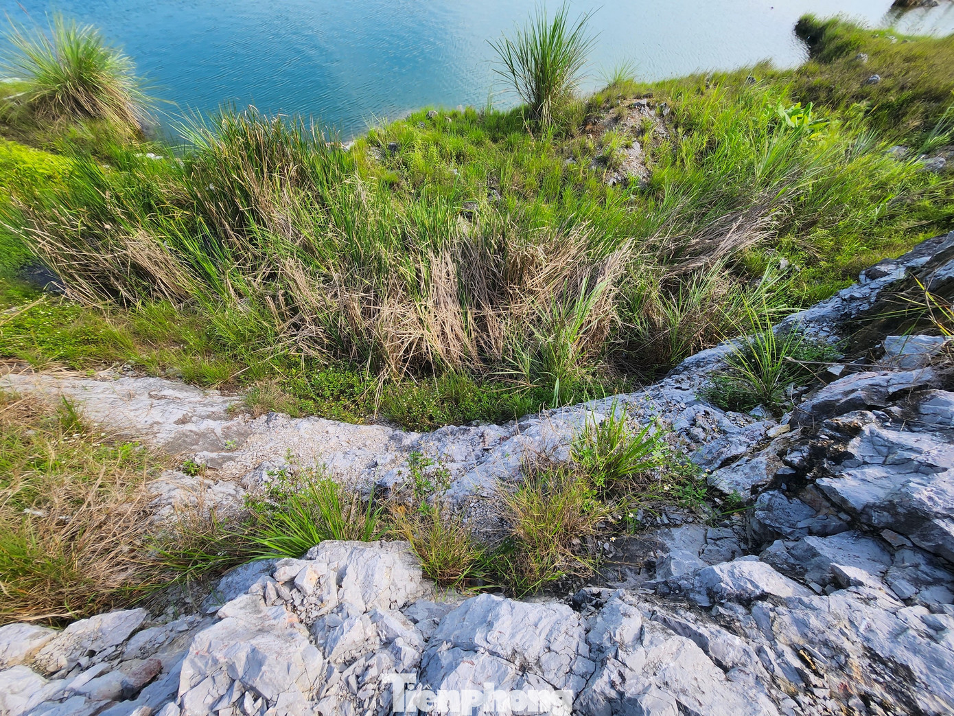 Mép núi đá rất sâu và dễ sạt lở.