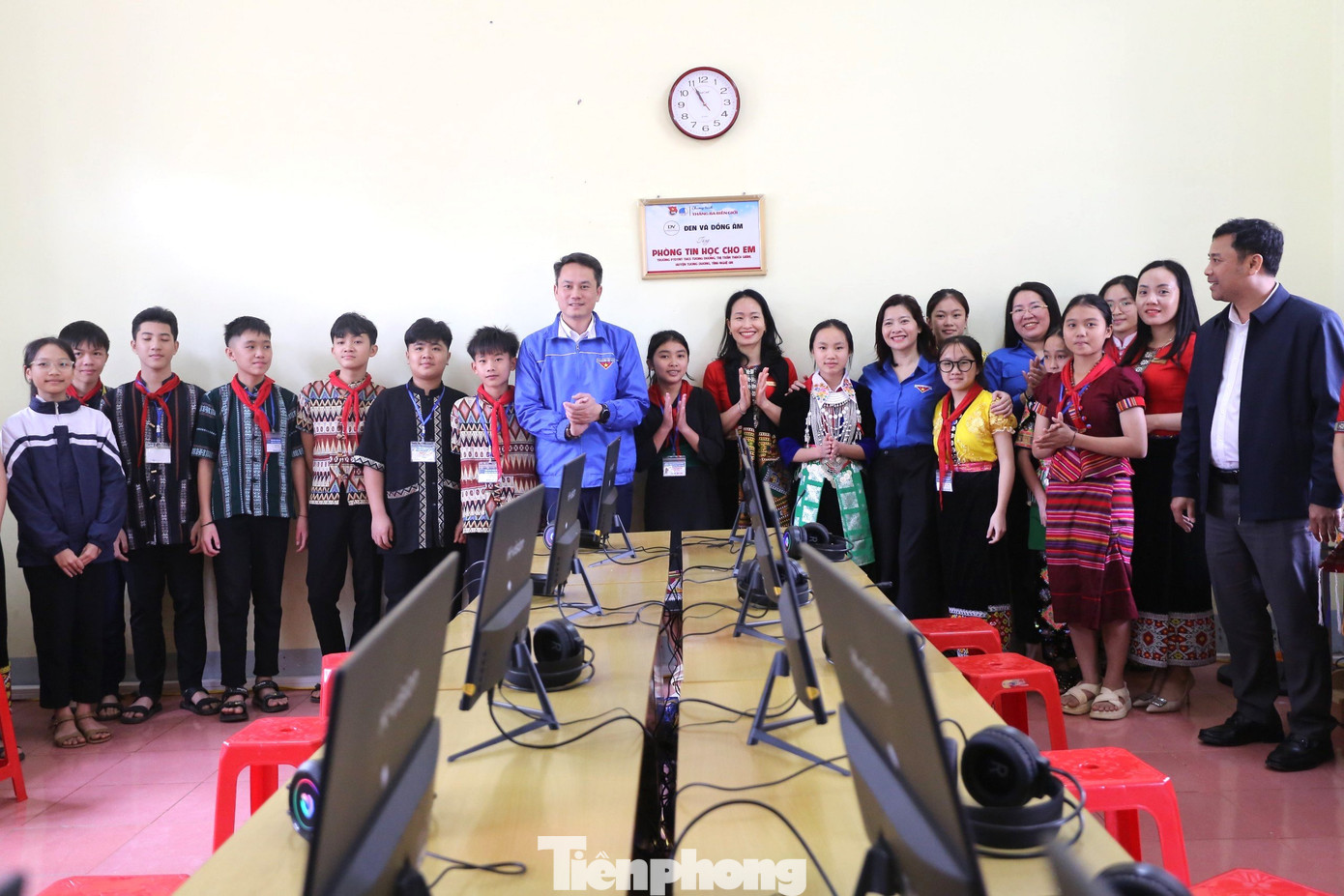 Cũng tại chương trình, Ban tổ chức đã tiến hành nghi thức khánh thành "Phòng tin học cho em" trị giá gần 100 triệu đồng, trao tặng cho trường 1 máy in màu trị giá 10 triệu đồng. Cũng tại chương trình, Ban tổ chức đã tiến hành nghi thức khánh thành "Phòng tin học cho em" trị giá gần 100 triệu đồng, trao tặng cho trường 1 máy in màu trị giá 10 triệu đồng.